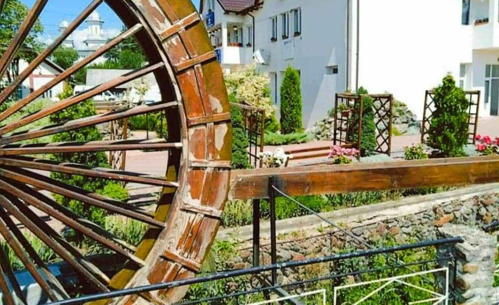 Hai-hui pe tărâmul izvoarelor image